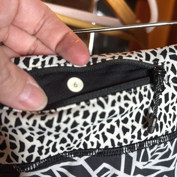 Lululemon Speed Short (2 1/2") Black White Geometric Size 6 - Picture 6 of 8